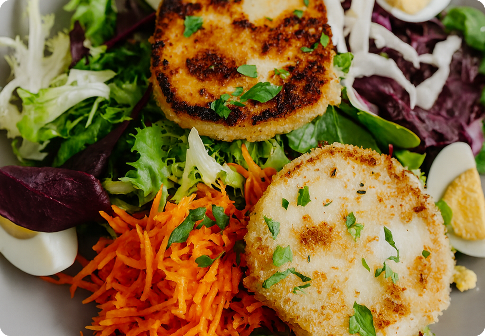 Plate de salade de chèvre chaud