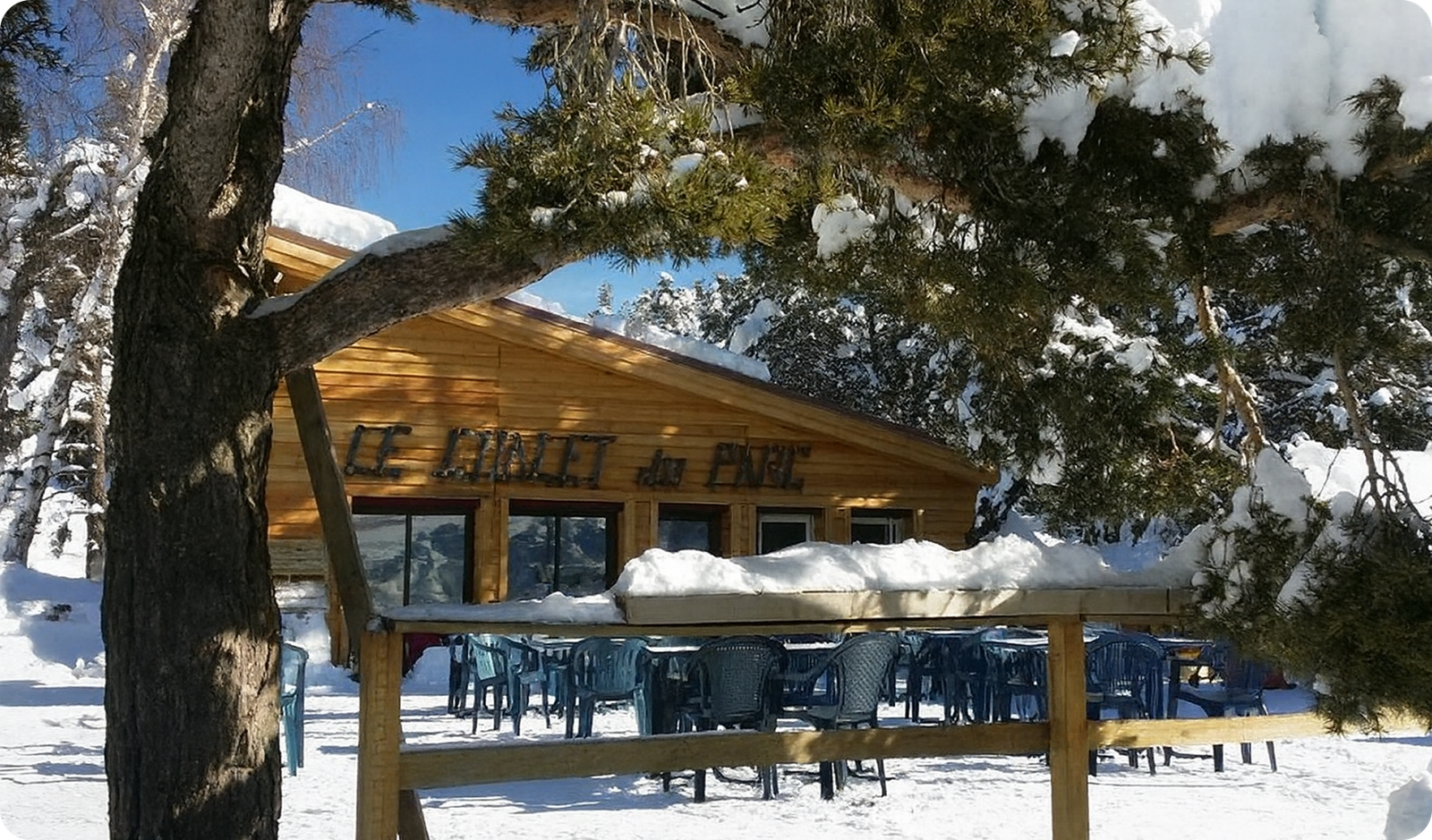 Le Chalet du parc enneigé